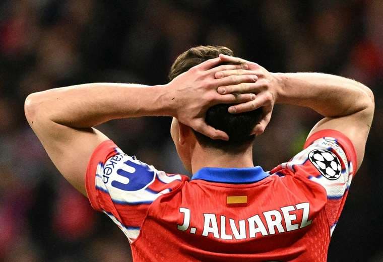Barça mantiene su oferta por Julián Álvarez, dice su presidente