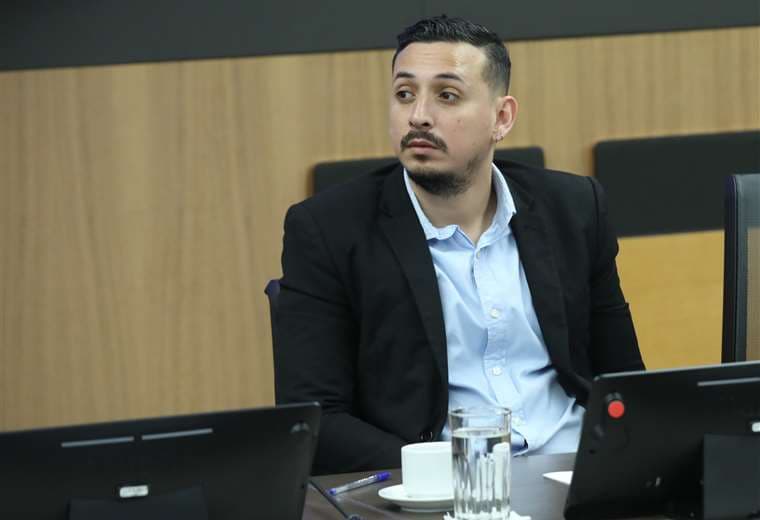 Diputada oficialista desea que "le revienten el marco del hocico" a Ariel Robles; él le contesta