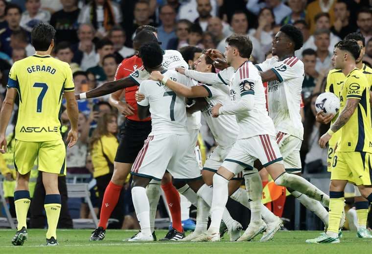 Vinicius expulsado por jalarle el pelo a futbolista en triunfo del Real Madrid