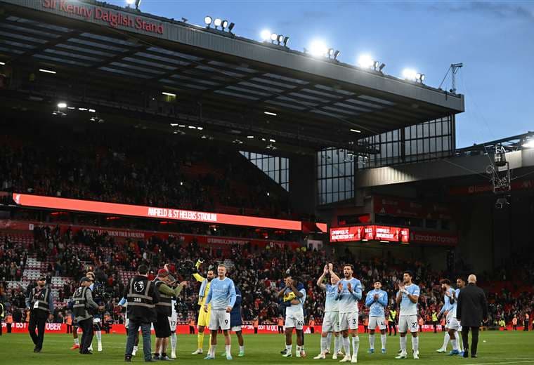Manchester City aparca sus problemas extradeportivos con una goleada en Anfield