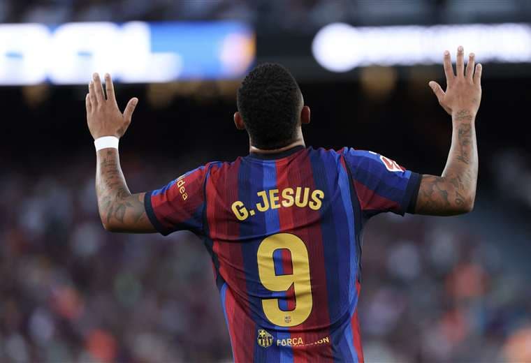 Gabriel Jesus busca consolidarse en el Barcelona con el respaldo de Flick