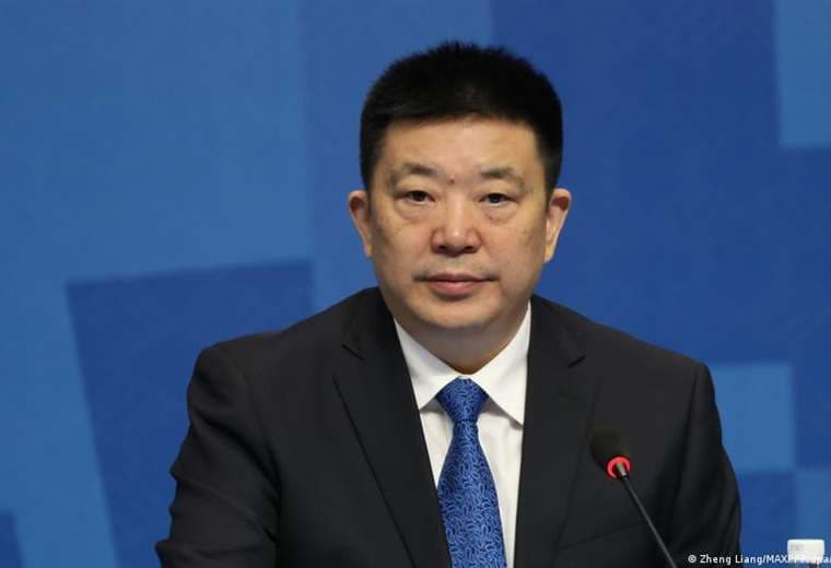 Condenan a 14 años de cárcel a exalcalde de Wuhan que gestionó primer brote de covid