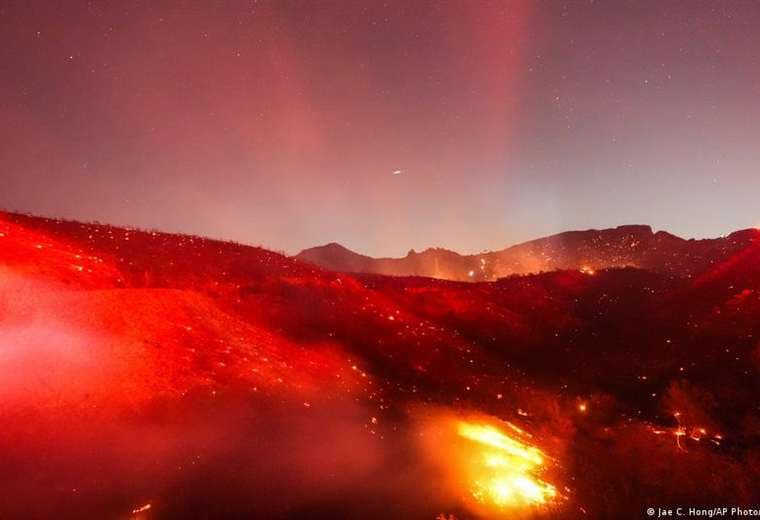 Incendios forestales obligan a evacuar zonas cercanas a Malibú
