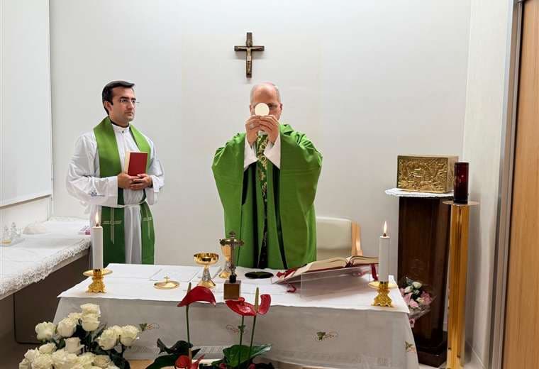 Primera foto del papa tras su operación: oficiando misa con su secretario peruano