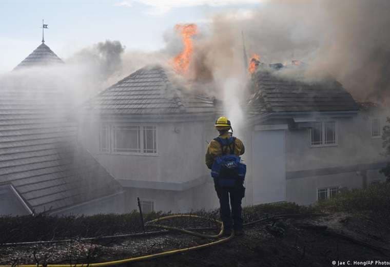 Varios incendios mantienen en alerta el sur de California