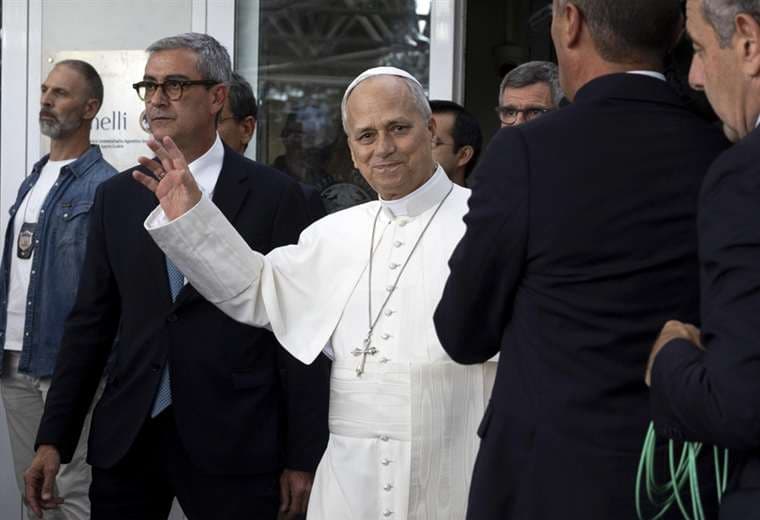 Papa León XIV sale de hospital y regresa a Vaticano tras operación por tumor pulmonar