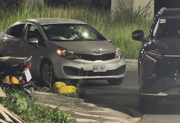 Encapuchados se acercan a carro parqueado en Tibás y asesinan a su conductor