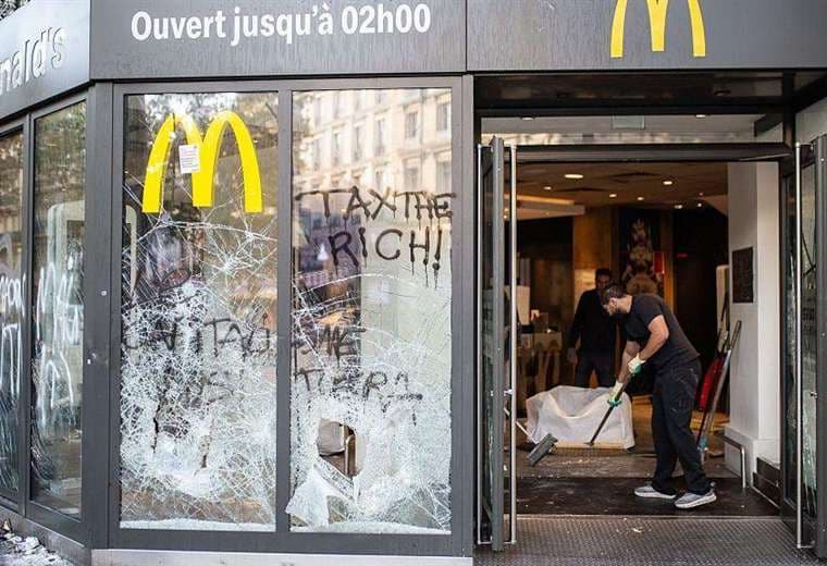 "No hay lugar para violencia": 2.400 detenidos tras multitudinarias protestas en Francia