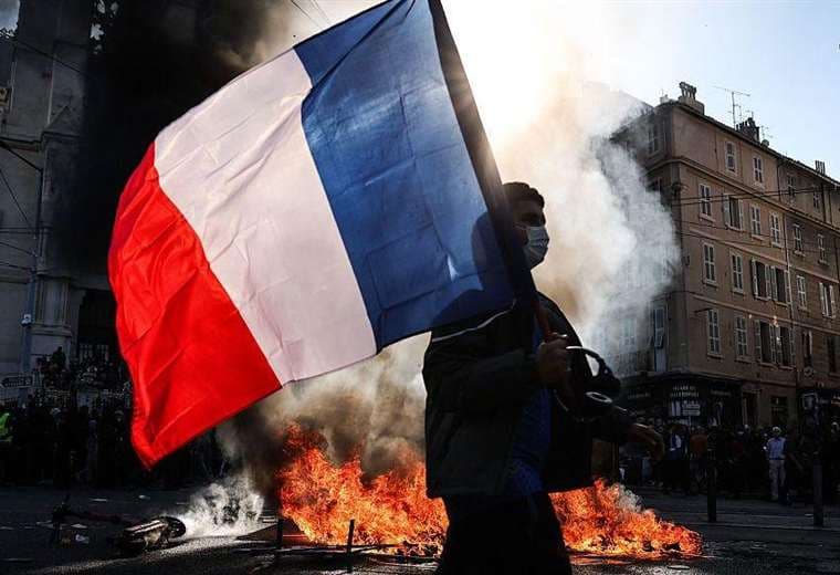 Francia decreta toques de queda y condena violentos disturbios