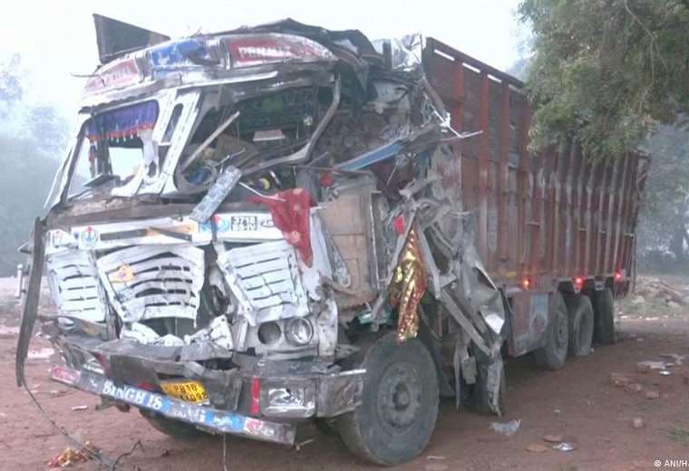Camión sin control mata a 13 personas tras arrollarlas durante festival hindú en India