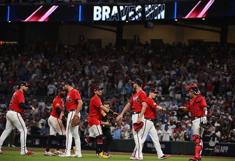 Bravos eliminan a los Filis y se citan con los Dodgers en playoffs
