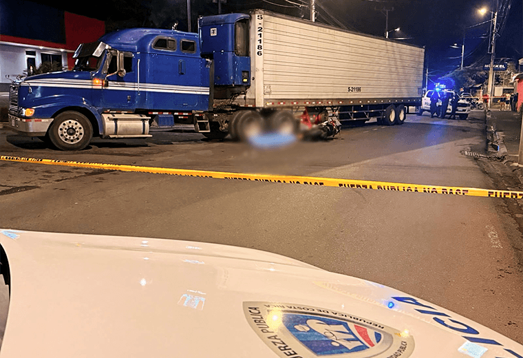 Motociclista muere tras chocar contra un tráiler en Alajuela