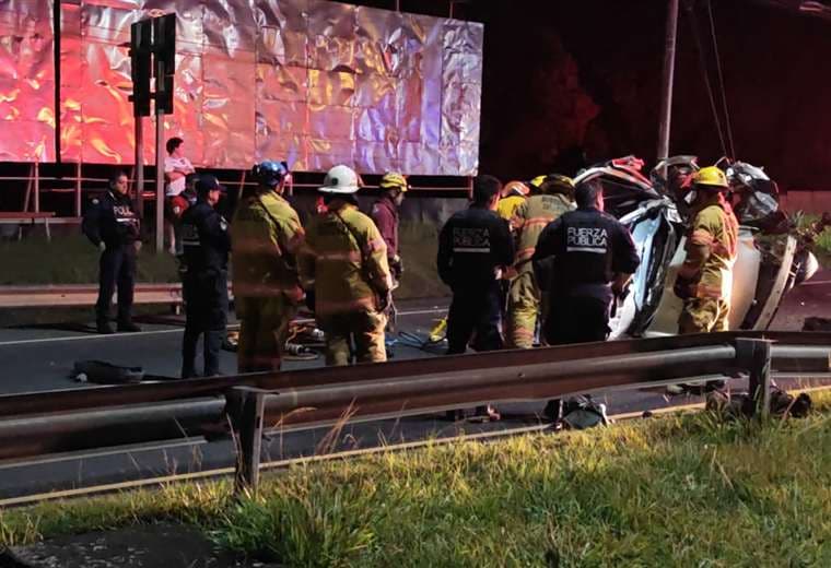Dos personas mueren en vuelco sobre Ruta 27 en Santa Ana