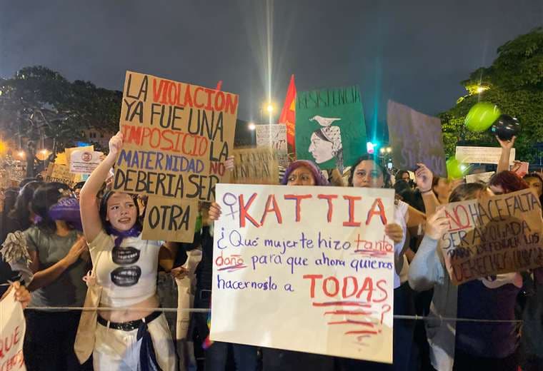 Avenida Segunda paralizada por protesta contra prohibición de pastilla anticonceptiva