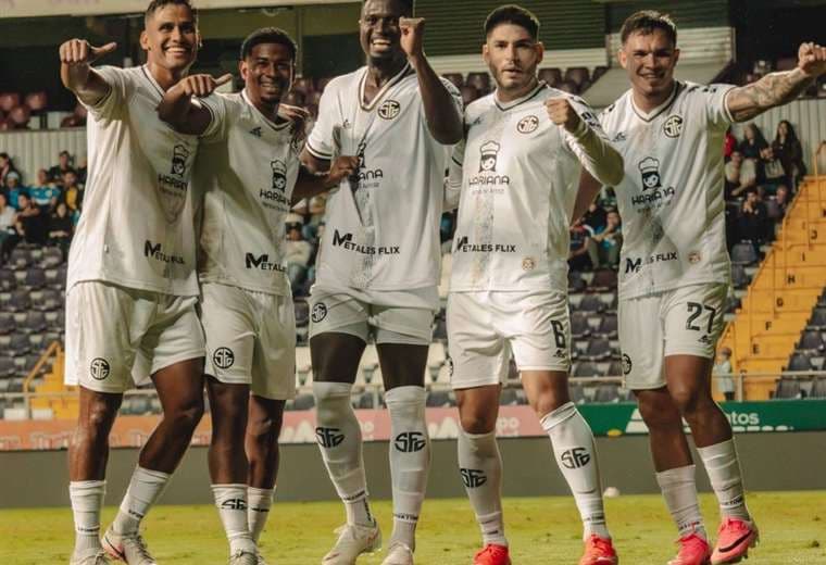 Sporting golea y está en franca lucha por el liderato
