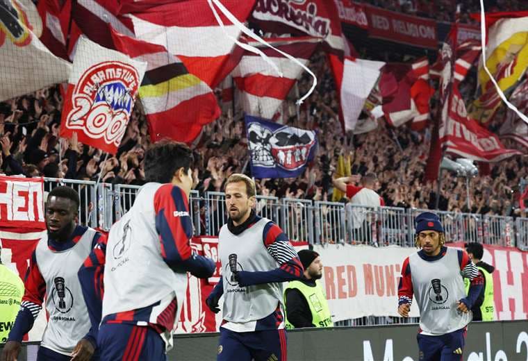 Bayern golea 6-1 al Magdeburgo y Kane recibe una ovación por el Balón de Oro