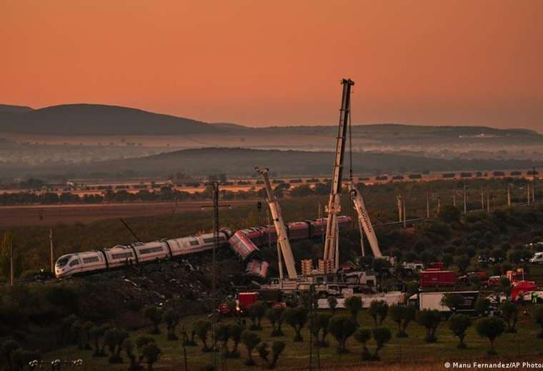 España, de luto tras grave accidente de trenes: "Van a ser horas duras y largas"