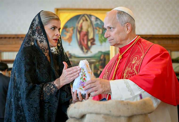 ¿Qué regalos llevó Laura Fernández al papa León XIV?