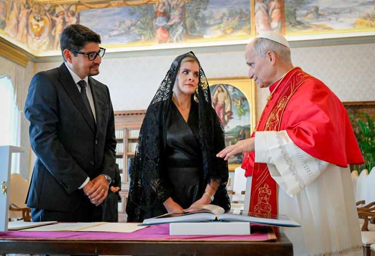 Laura Fernández se reúne con el Papa y lo invita a visitar Costa Ria el próximo año
