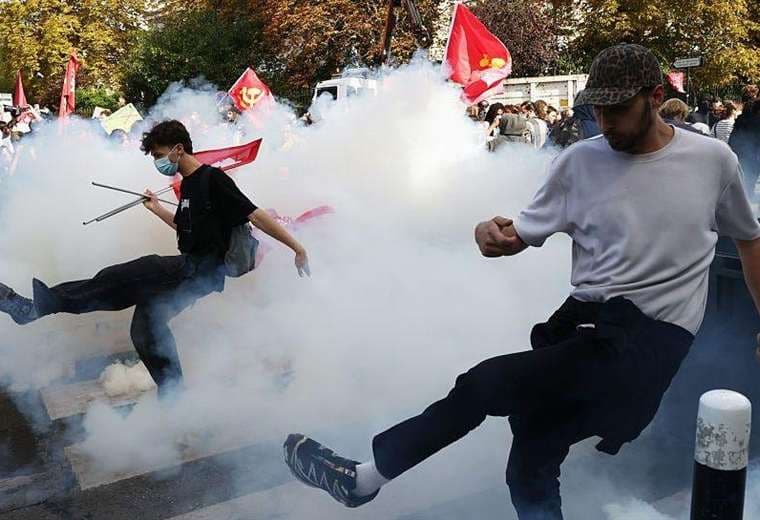 ¿Qué reclaman estudiantes que participan en violentas protestas que sacuden a Francia?