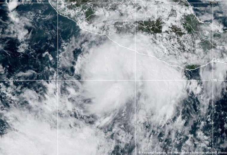 Simón se vuelve huracán y se enfila con fuerza hacia las costas del Pacífico de México