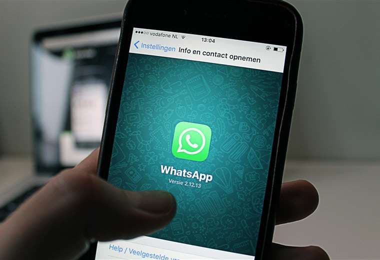 ¿No puede enviar fotos o videos por WhatsApp? No se preocupe, no es su teléfono