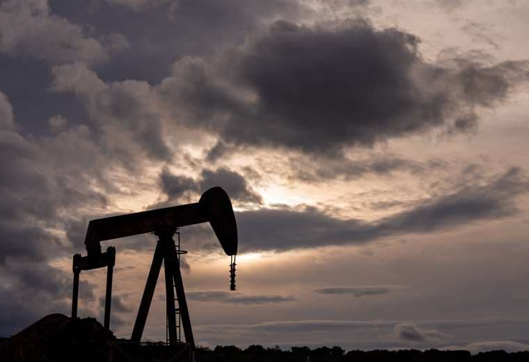 Petróleo sigue en caída con la pausa de las hostilidades en Oriente Medio