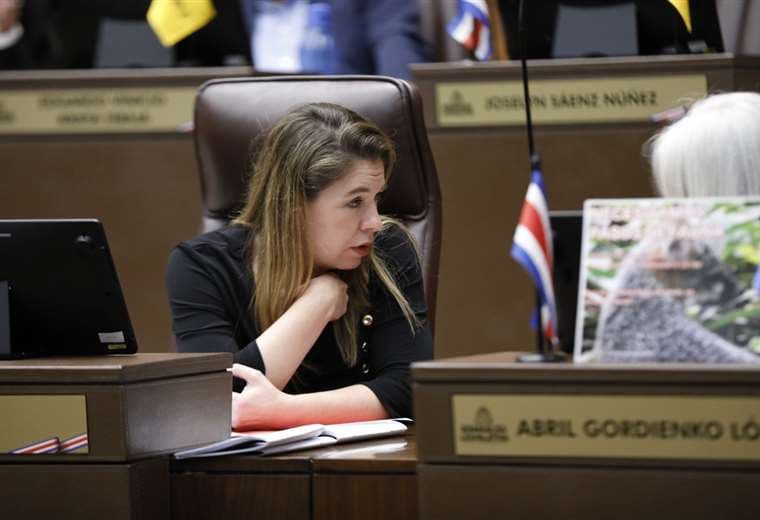 Claudia Dobles pide investigar fallido traslado aéreo de menor que murió en Limón
