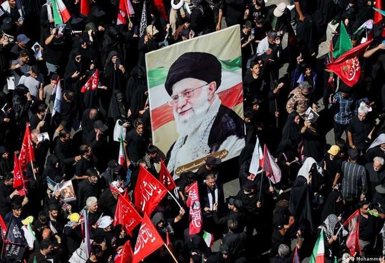 Exguía supremo iraní Alí Jamenei fue inhumado en Mashhad