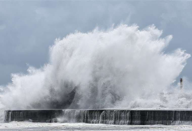 Violento tifón Bavi avanza hacia las islas del sur de Japón