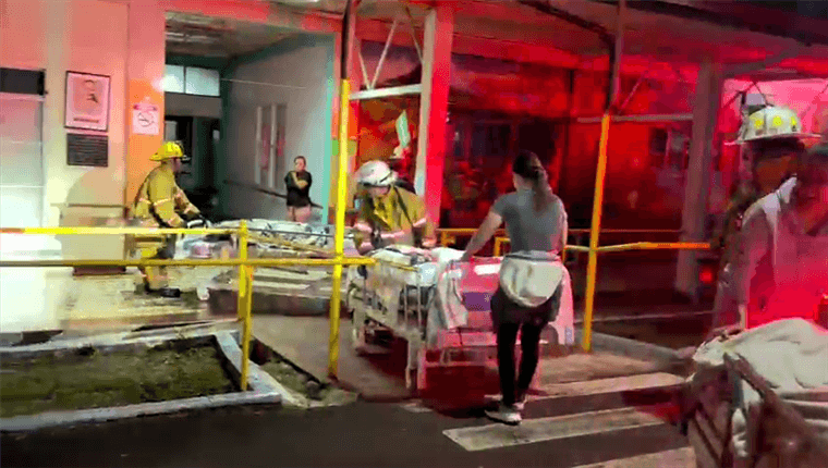 61 adultos mayores evacuados por incendio en asilo de Alajuela