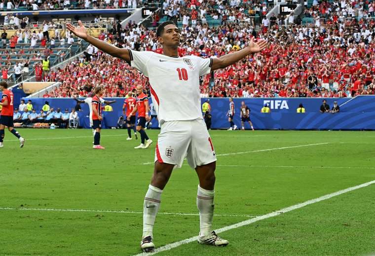 ¿Pegó el balón en el cable de una cámara previo al gol de Inglaterra? Esto dice FIFA