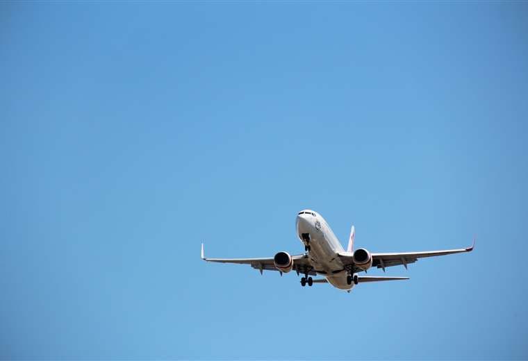 Pasajero es parcialmente succionado por ventanilla de avión de Ryanair