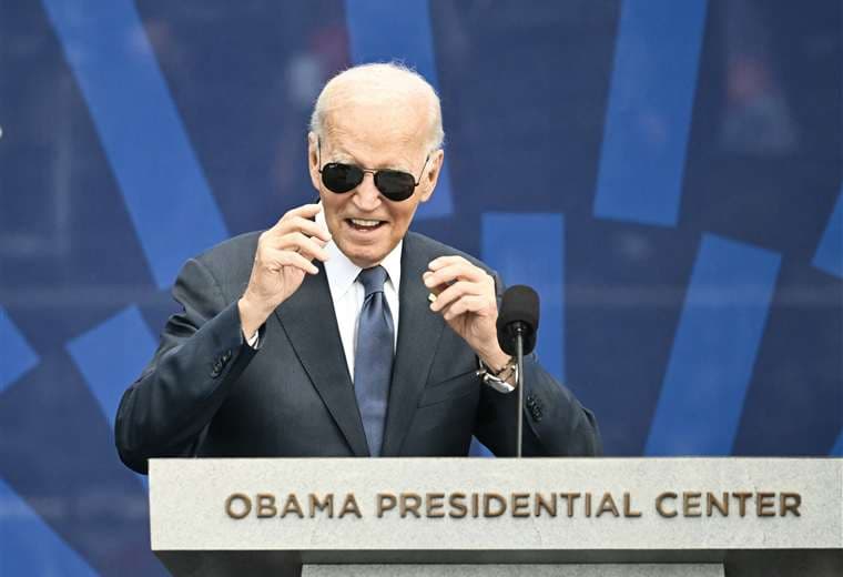 Biden publicará sus memorias y asegura que tratamiento contra cáncer va "realmente bien"