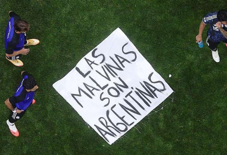 Reino Unido pide a la FIFA investigar a Argentina por pancarta sobre las Malvinas