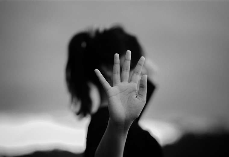 Niña de 6 años sale del hospital tras cinco días internada por presunto ataque de su padre