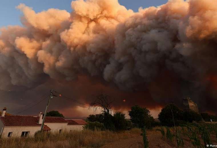 Voraz incendio forestal consume 1.700 hectáreas en Francia