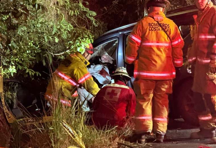 Violento choque en Santa Ana deja un fallecido y cinco personas en estado crítico