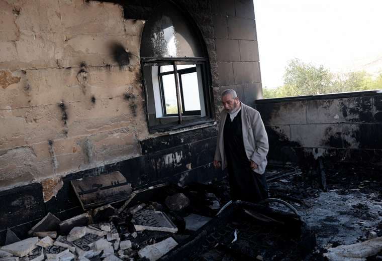 Colonos israelíes incendian mezquitas, vehículos y tierras durante ataques en Cisjordania