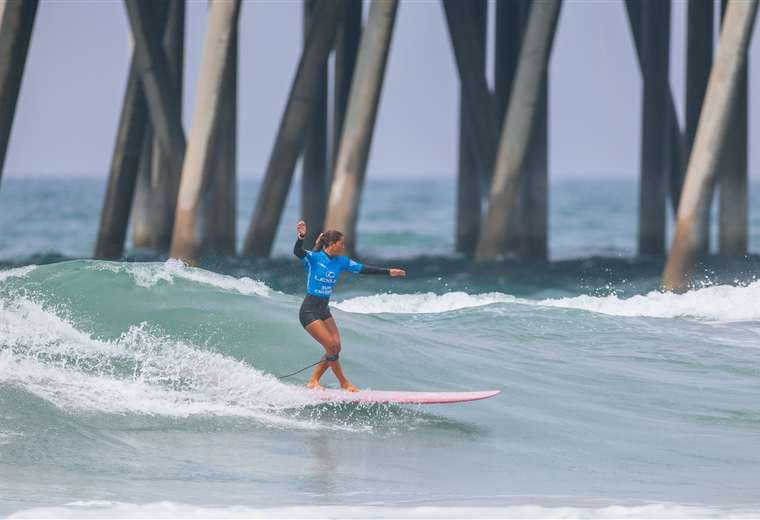 Tica Lia Díaz avanza a los octavos de final del US Open de Longboard en California