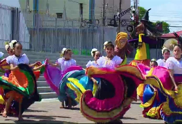 Telas, colores y tradición dan vida a los trajes típicos de Guanacaste
