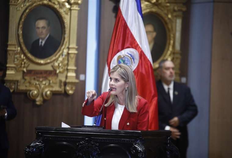 Presidenta respalda proyecto para prohibir ejercicio liberal de funcionarios públicos