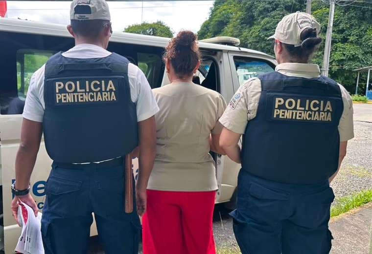 Detienen a funcionaria del MEP sospechosa de ingresar objeto prohibido a cárcel