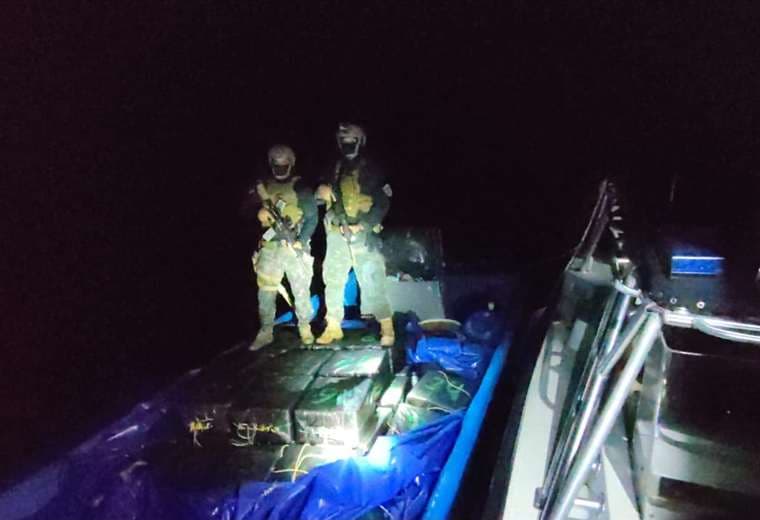 Guardacostas intercepta lancha con dos toneladas de cocaína frente a Bahía Ballena