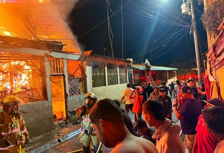 Dos desaparecidos tras incendio esta madrugada en Pavas
