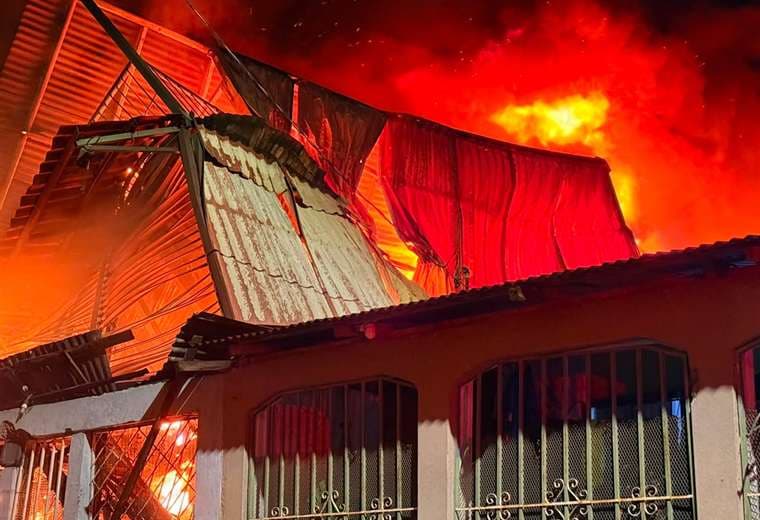 Una persona muere en incendio en Pavas y Bomberos busca a segunda víctima