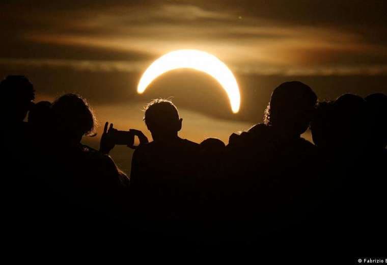 Eclipse solar regala a millones de europeos una fugaz noche en pleno atardecer