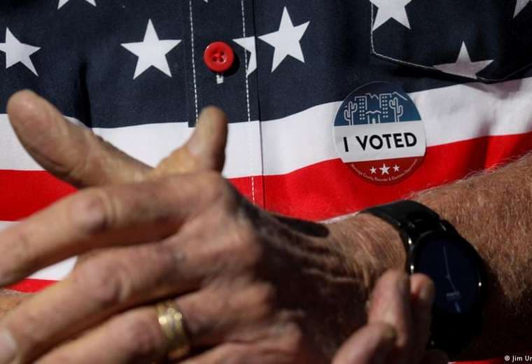 Demócratas votan en estados clave de EE. UU. en medio de pugnas