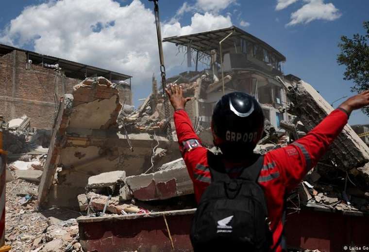 Presidente de Colombia anuncia "emergencia económica" para afrontar letal terremoto