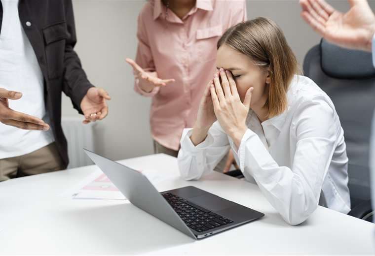 Amonestaciones, despidos e inhabilitaciones: así proponen castigar acoso laboral en el país